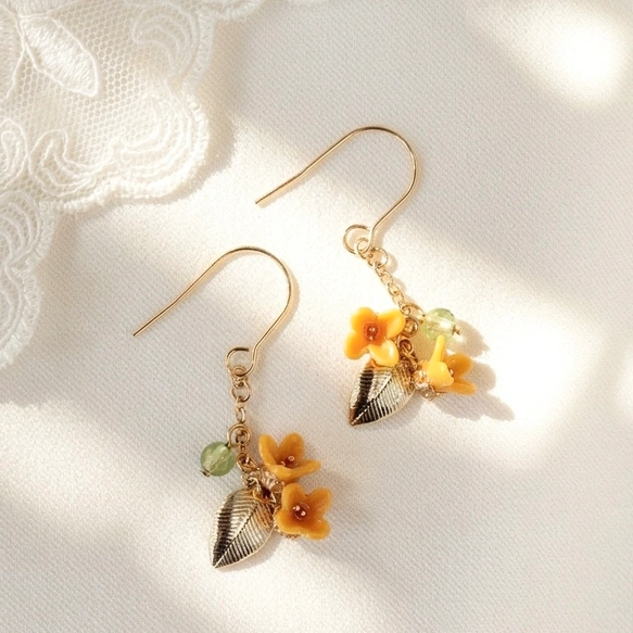 金木犀とペリドットの揺れるピアス・イヤリング｜木漏れ日｜秋の花アクセサリー