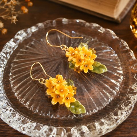 金木犀の花束ピアス・イヤリング｜天然石ペリドット｜秋風に香る立体フラワー