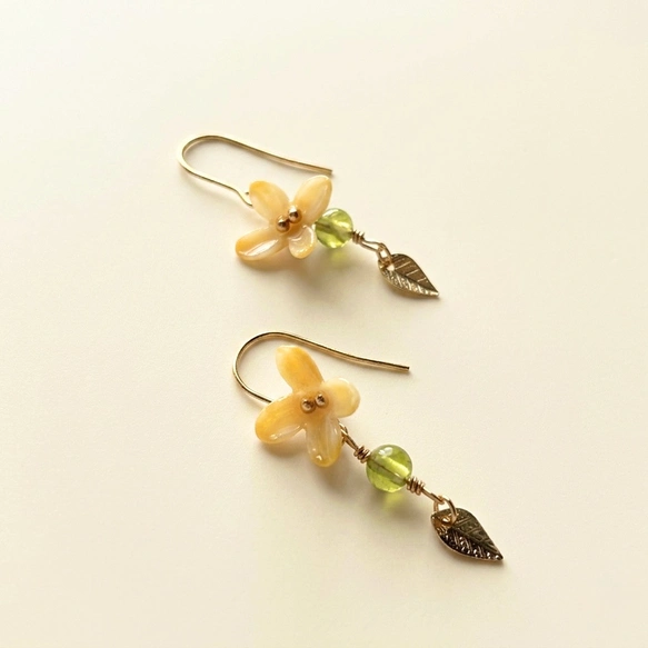 一輪の金木犀とペリドットのピアス・イヤリング｜小ぶりで華奢な秋の花アクセサリー