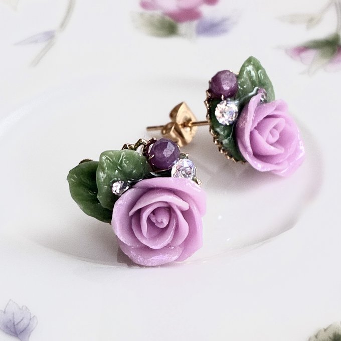 薔薇とサファイアのピアス／イヤリング｜朝露シリーズ・樹脂粘土の花アクセサリー