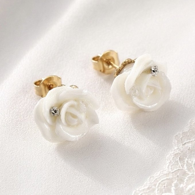 白薔薇と水晶の一粒ピアス／イヤリング｜朝露ローズ｜上品なフラワーアクセサリー